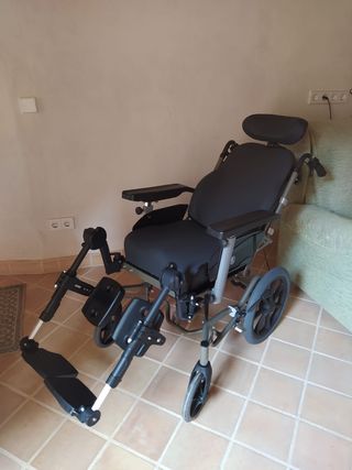 Silla ruedas reclinable muy confortable 