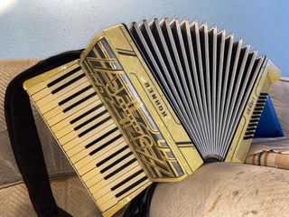 Acordeón Hohner Verdi I 48 bajos