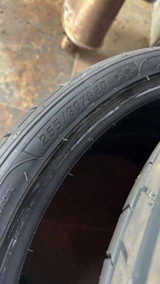 Neumáticos 255/30ZR20