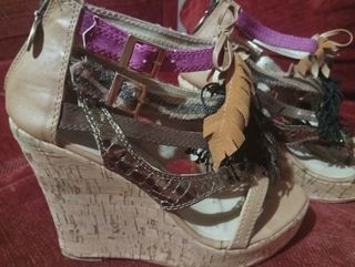 Zuecos cuña boho beige multicolor
