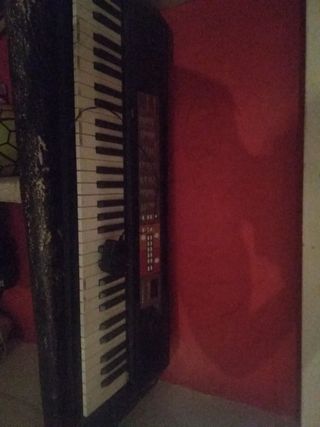 Piano electrónico usado