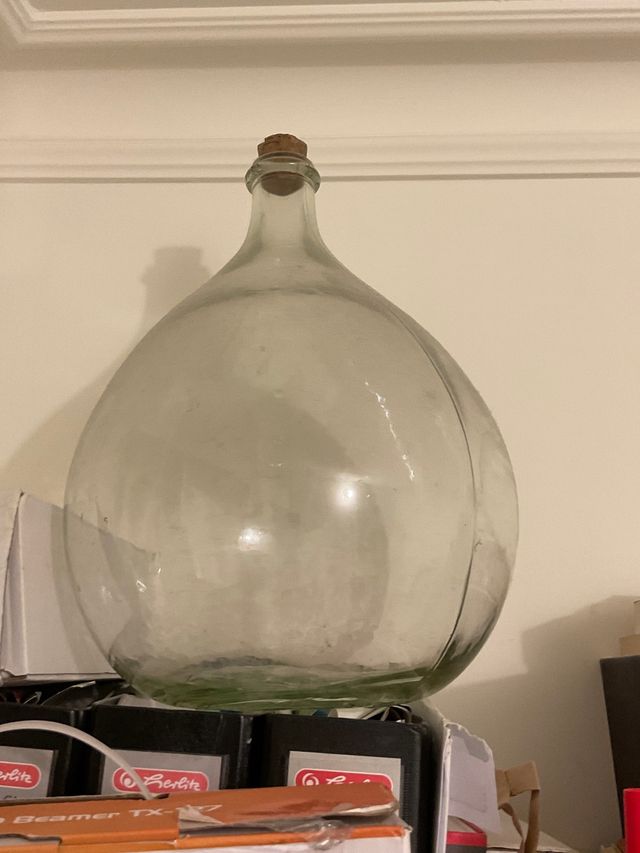 Garrafa de vidro transparente