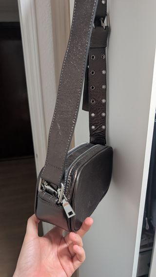Bolso bandolera marrón con correa ajustable