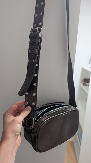 Bolso bandolera marrón con correa ajustable