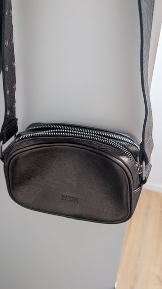 Bolso bandolera marrón con correa ajustable