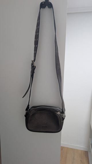 Bolso bandolera marrón con correa ajustable