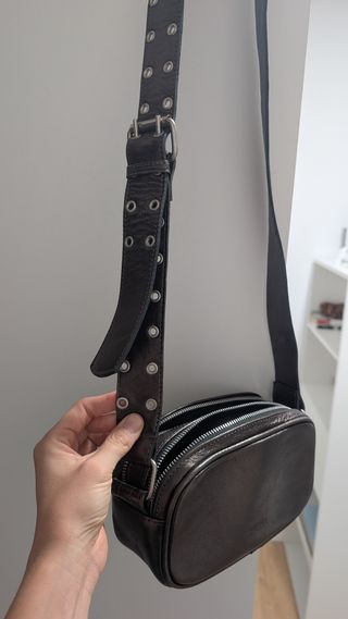 Bolso bandolera marrón con correa ajustable