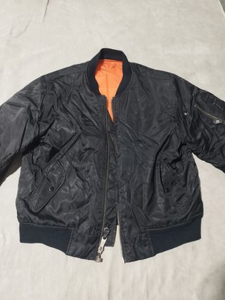 Chaqueta bomber negra y naranja