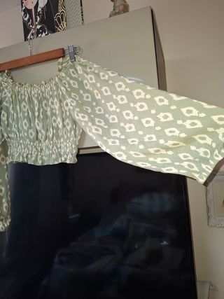 Top corto verde estampado