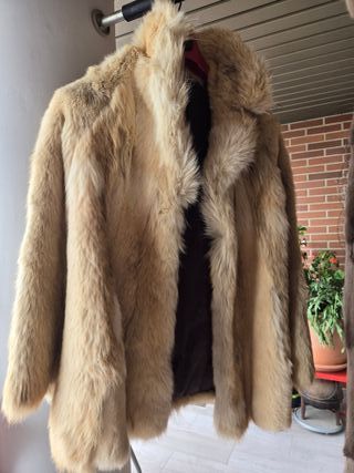Abrigo y Chaquetón piel lobo asiático beige
