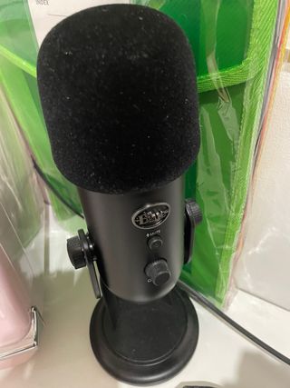 Micrófono Blue Yeti USB con anti-pop incorporado