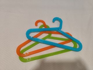 3 Perchas plástico niños - azul, naranja y verde