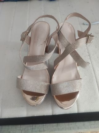 Sandalias doradas - tacón - como nuevas