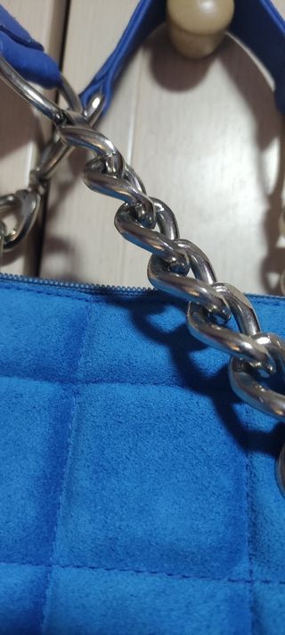 Bolso azul acolchado