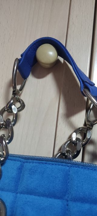 Bolso azul acolchado
