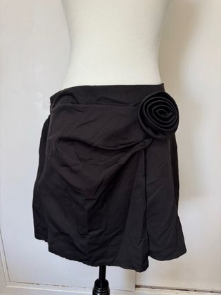 Falda negra con flor 