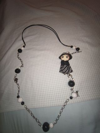 Collar largo muñeca blanco y negro