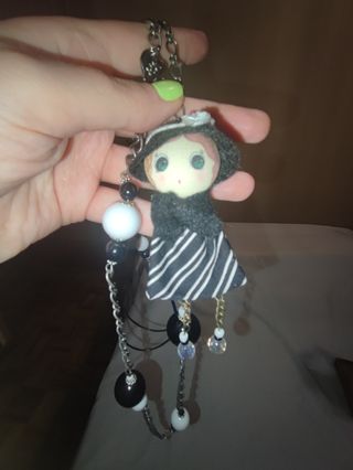 Collar largo muñeca blanco y negro