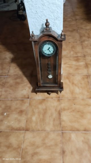 Reloj antiguo de madera
