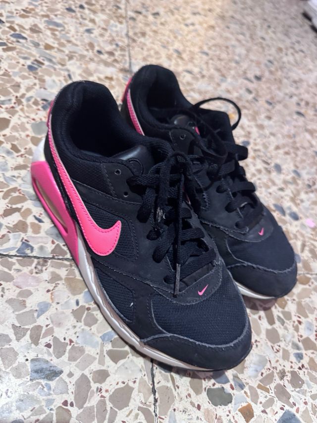 Zapatillas Nike negras y rosas