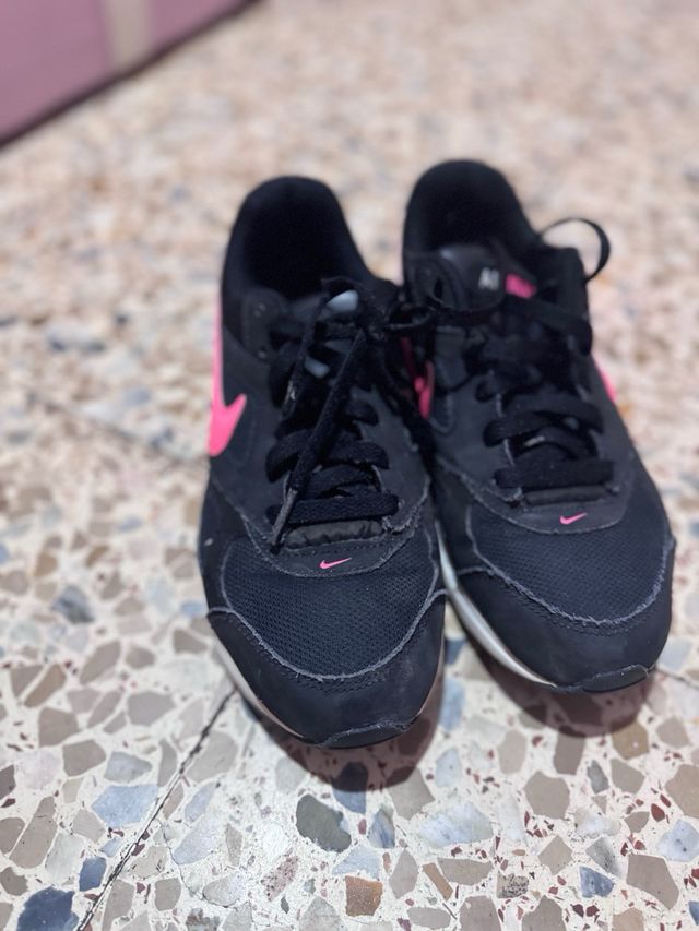 Zapatillas Nike negras y rosas
