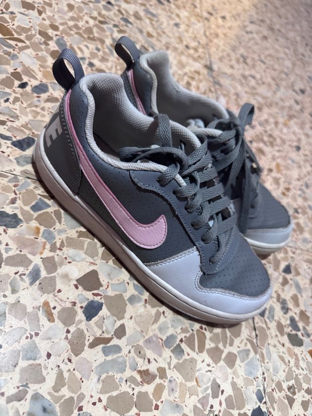 Zapatillas Nike grises y rosas