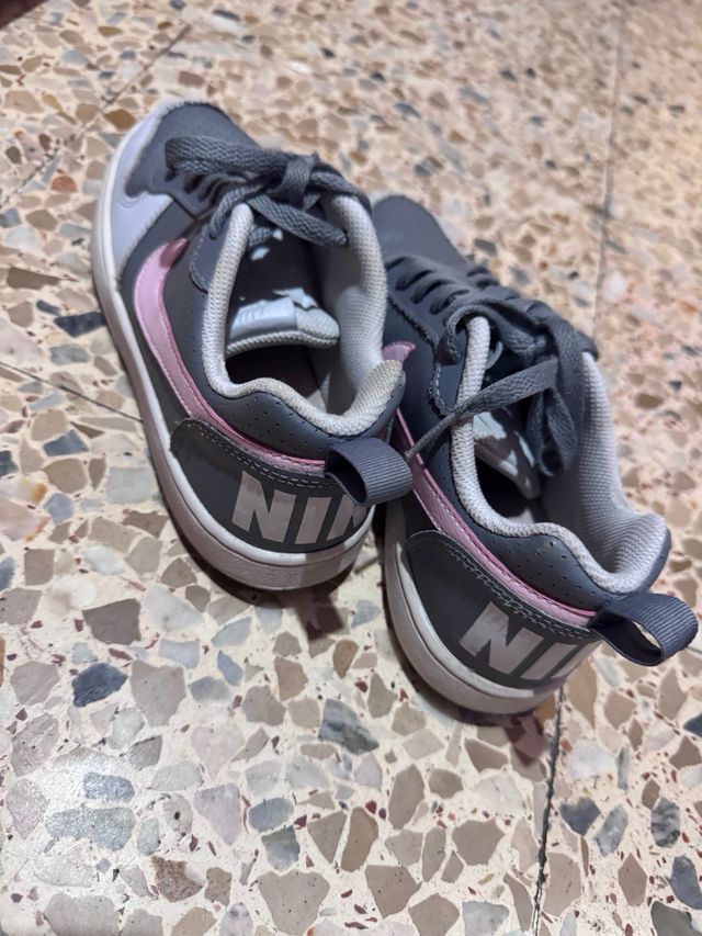 Zapatillas Nike grises y rosas