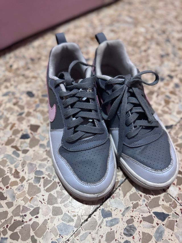 Zapatillas Nike grises y rosas