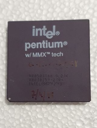 Processador cerâmico vintage Intel Pentium MMX 166