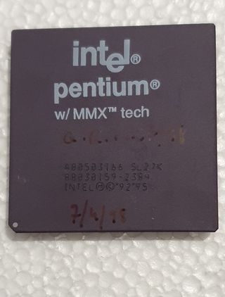 Processador cerâmico vintage Intel Pentium MMX 166