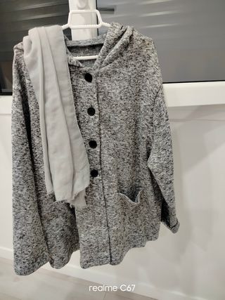 Chaqueta gris con capucha