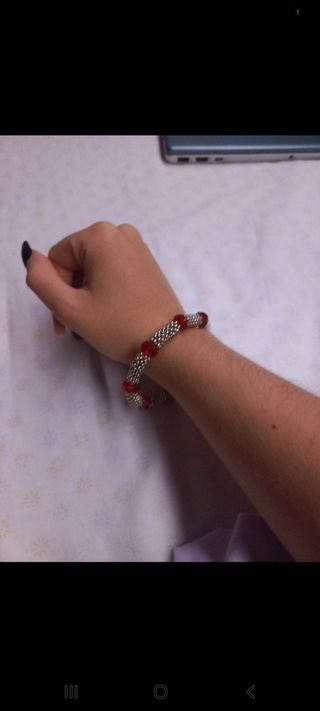 Pulsera dorada con piedras rojas