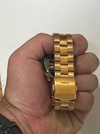 Reloj Guess dorado - 100m