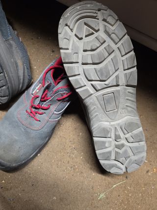 Dos pares de Zapatos de seguridad tallas  41 y 43