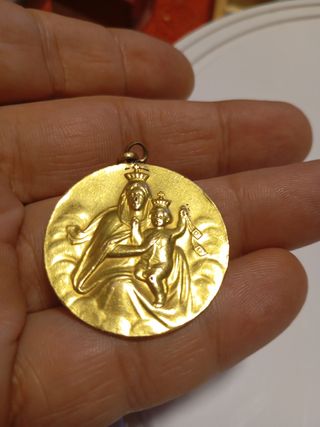 Medalla Virgen María dorada