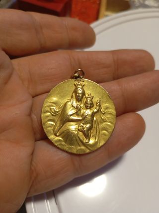 Medalla Virgen María dorada
