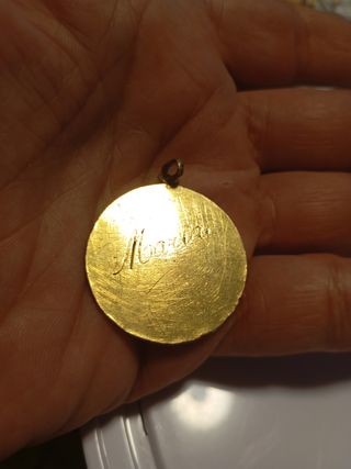 Medalla Virgen María dorada