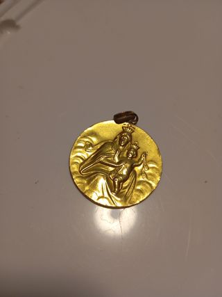 Medalla Virgen María dorada