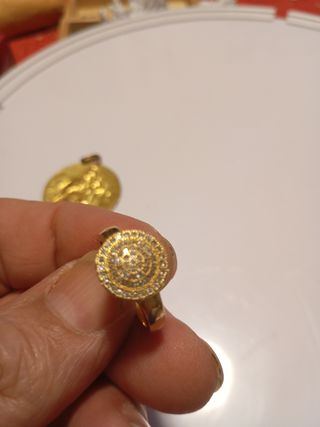 Medalla Virgen María dorada