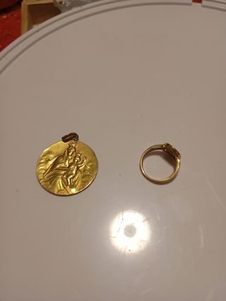 Medalla Virgen María dorada