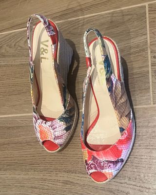 Sandalias cuña Victorio & Lucchino multicolor