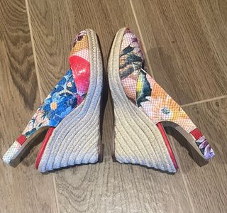 Sandalias cuña Victorio & Lucchino multicolor