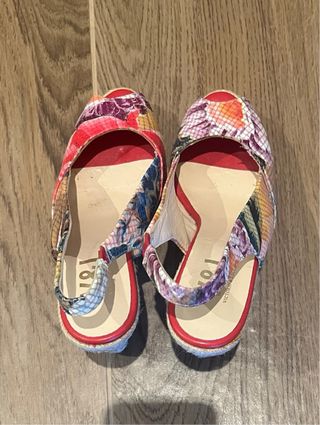 Sandalias cuña Victorio & Lucchino multicolor