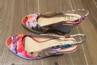 Sandalias cuña Victorio & Lucchino multicolor