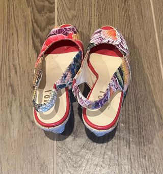 Sandalias cuña Victorio & Lucchino multicolor