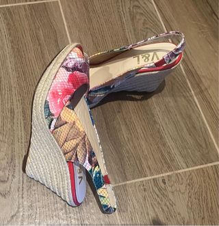 Sandalias cuña Victorio & Lucchino multicolor