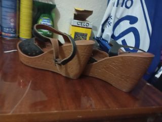 Zapatos cuña negros y marrones
