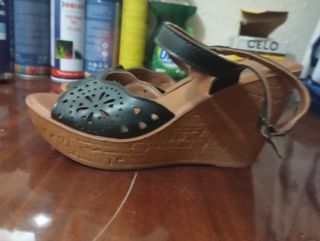 Zapatos cuña negros y marrones