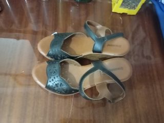 Zapatos cuña negros y marrones