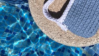 Bolso crochet azul y blanco